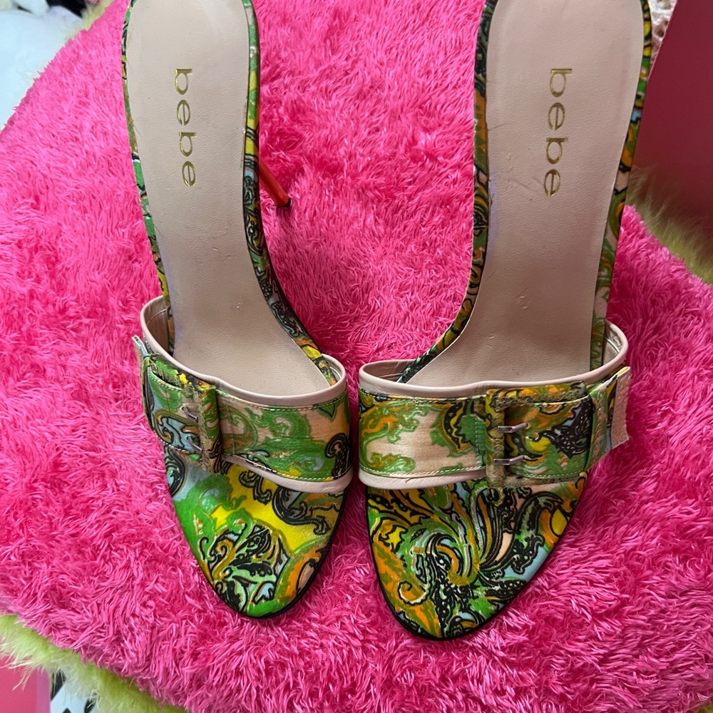 Bebe Women's Green and Yellow Patterned Heels